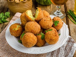Печени картофени кюфтета с тиквички и галета на фурна - снимка на рецептата Печени картофени кюфтета с тиквички и галета на фурна - снимка на рецептата